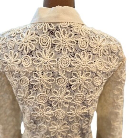 ZARA Crochet Knit Flowers Button-Down Cropped Collared Cardigan in Off-White - Picture 6 of 10